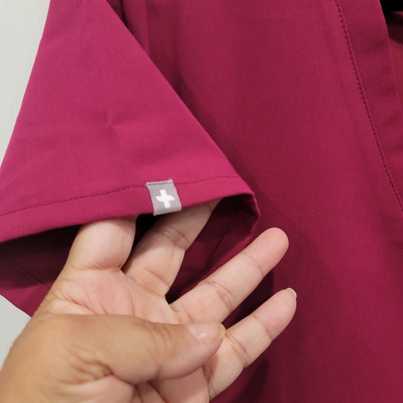 Small Figs Scrub Top Tech Collection Casma Three-Pocket Raspberry - Picture 4 of 11